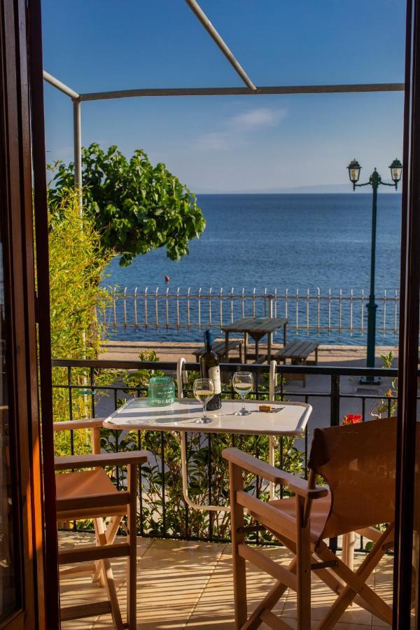Notos Sea Front Apartment Glossa Esterno foto