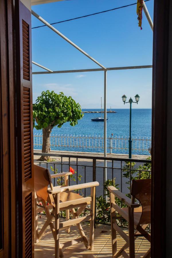 Notos Sea Front Apartment Glossa Esterno foto