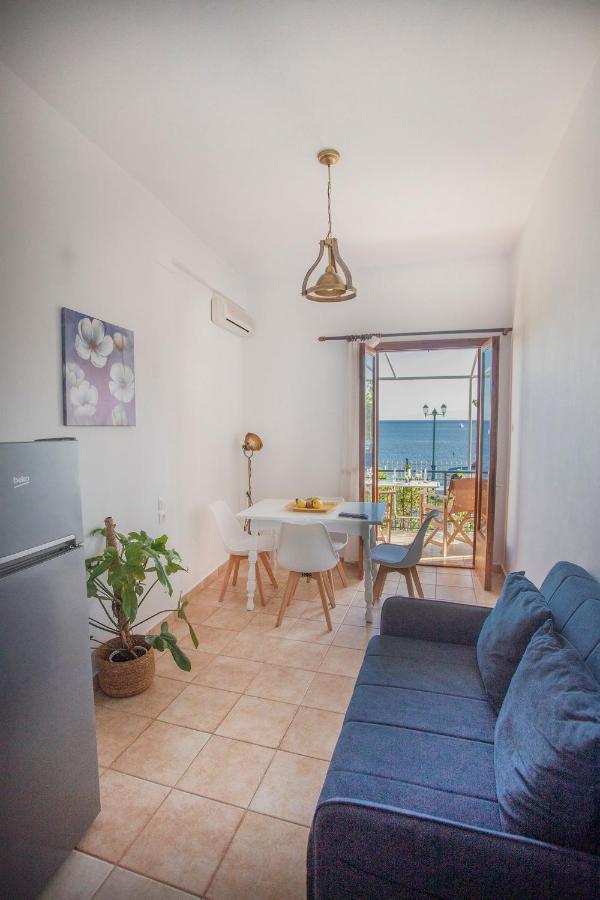 Notos Sea Front Apartment Glossa Esterno foto